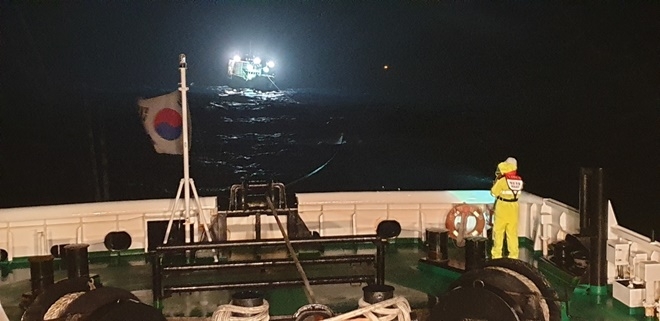 항해불가 표류어선을 예인하고 있다.(사진제공=울산해양경찰서)