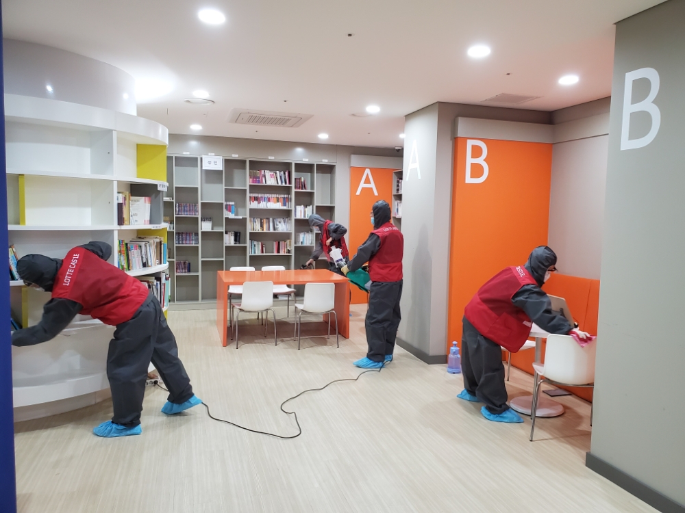 롯데건설이 흑석 뉴타운 롯데캐슬 에듀포레 아파트의 어린이 도서관을 방역 중이다.(사진=롯데건설)