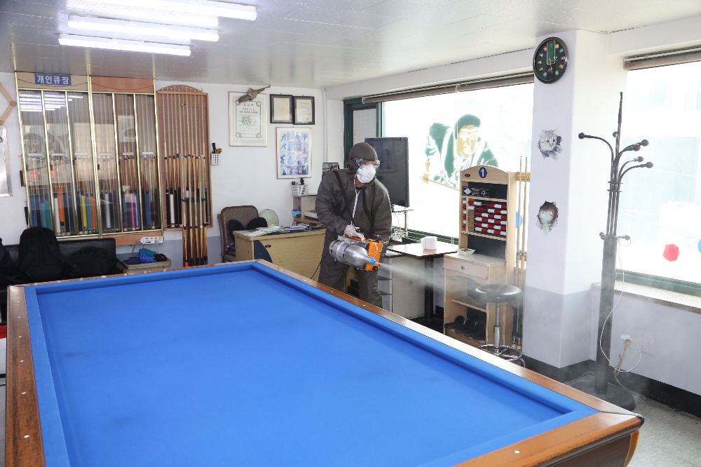 한샘 홈케어 방역전문가가 소상공인(당구장) 매장 방역을 진행중인 모습.(사진=한샘)