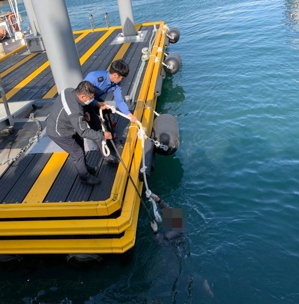 해경이 익수자를 구조하고 있다.(사진제공=부산해양경찰서)