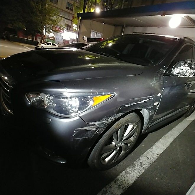 음주 후 차량들이 받고 도주한 인피니티 차량.(사진제공=부산경찰청)
