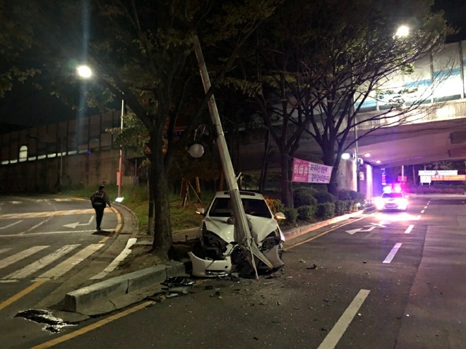 가로등을 충격하고 운전자는 도주.(사진제공=부산경찰청)