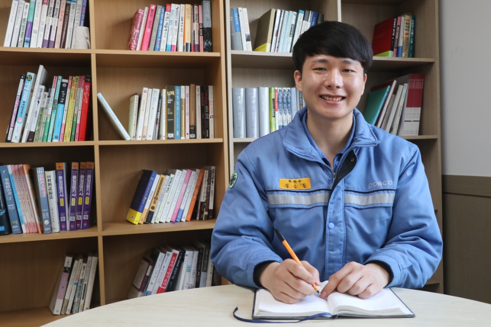 포스코 김근학 사원이 사내 동료들과 '스틸챌린지' 대회 준비를 하고 있다.(사진=포스코)