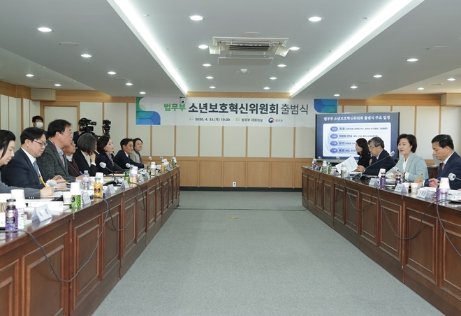 추미애 법무부 장관(오른쪽 두 번째)이 23일 정부과천청사에서 개최된 ‘소년보호혁신위원회’ 출범식에서 위촉된 위원들과 대화를 나누고 있다. (사진제공=법무부)