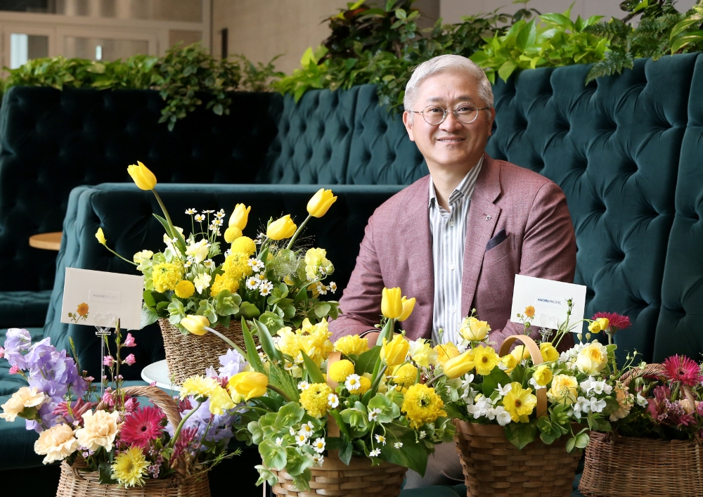 아모레퍼시픽그룹 서경배 회장, ‘플라워 버킷 챌린지’ 캠페인 동참