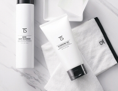 오프숄더 스타일에 바디트러블 낭패…등가슴 여드름 고민이라면 저자극 바디워시 사용해야