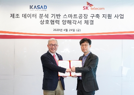 업무 협약 체결식에 참여한 SK텔레콤 최낙훈 Industrial Data 사업유닛장(오른쪽)과 한국스마트팩토리데이터협회 김문겸 협회장(왼쪽)의 모습. 사진=SK텔레콤