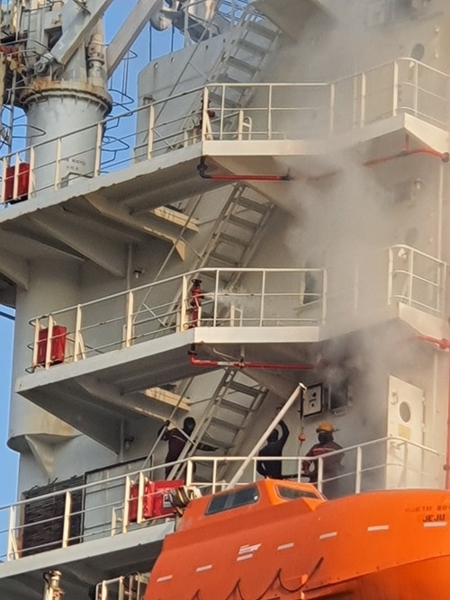 신항내 접안 선박 조타실 화재 현장.(사진제공=부산경찰청)