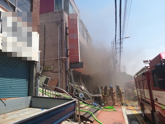 26일 낮 12시24분 울산 남구 여천동 한 상가 화재현장.(사진제공=울산소방본부)