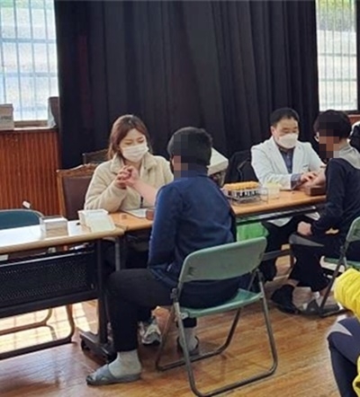 소년원 학생들을 상대로 겅강검진을 하고 있다.(사진제공=서울소년원)