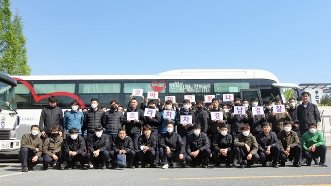 헌혈에 동참하고 굿바이 코로나 으라차차 경남경찰 푯말을 들고 기념촬영. (사진제공=경남경찰청)