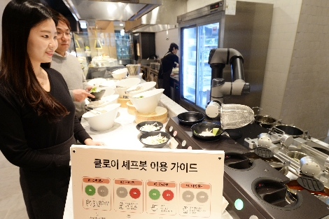 서울 강서구 소재 빕스 1호점인 등촌점에서 일하고 있는 ‘LG 클로이 셰프봇'. 사진=LG전자