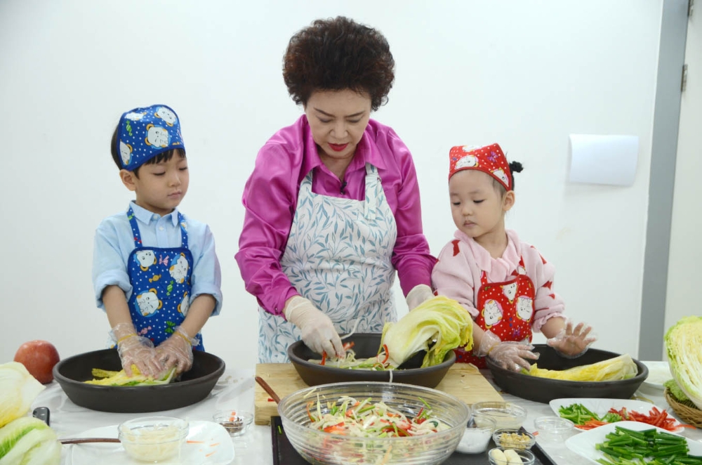 한성식품 김치명인 김순자 대표, 집콕 어린이를 위한 백김치 ∙ 깍두기 레시피 소개