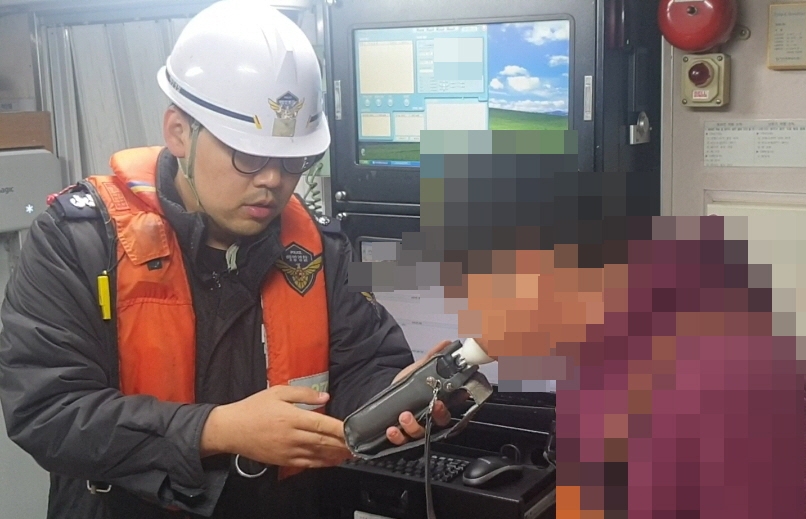 음주측정 모습.(사진제공=울산해양경찰서)