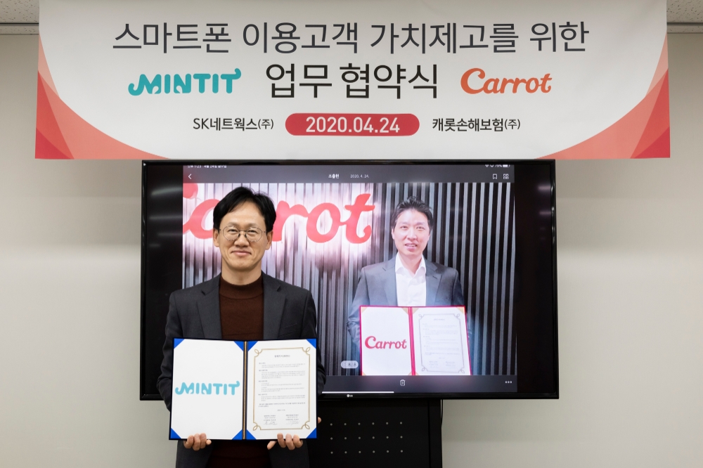 비대면 미팅 형식으로 이뤄진 협약식을 마친 후 하성문 SK네트웍스 ICT사업담당이 기념촬영을 하고 있다(모니터 속 인물은 박용준 캐롯손해보험 마케팅본부장).(사진=SK네트웍스)