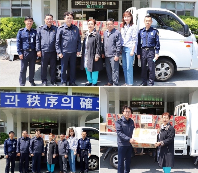 김성연·전정용 교정위원들이 부산교도소 수용자들에게 나눠줄 컵라면 기증행사를 갖고 기념촬영.(사진제공=부산교도소 교정협의회)