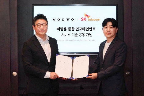 볼보자동차코리아 이윤모 대표이사(사진 왼쪽)와 SK텔레콤이종호 모빌리티 사업단장(사진 오른쪽). 사진=SK텔레콤