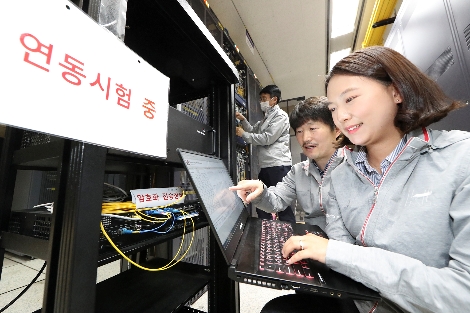 KT 연구원이 국내에서 개발한 양자 암호 통신 기술이 적용된 5G 네트워크를 확인하고 있다. 사진=KT