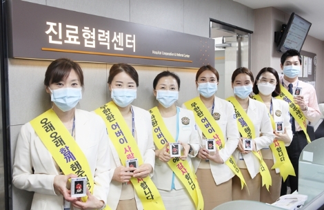 인천성모병원, 어버이날 맞아 어르신에 ‘카네이션 브로치’ 전달