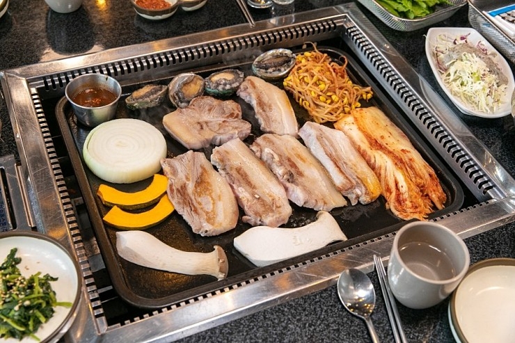 제주 흑돼지거리 맛집관광객과 현지인이 어우러지는 곳 “대돈”