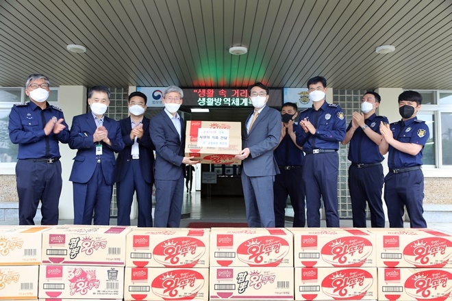 박준희 위원(왼쪽사진 다섯번째)이 컵라면 117박스를 유태오 부산구치소장에게 전달하고 직원들과 기념촬영을 하고 있다.( 왼쪽 두번째가 박용하 부산구치소 교정협의회 사무국장겸 홍보대사)