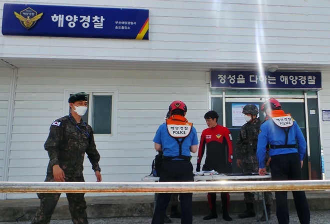 해상으로 침투하는 밀입국자 발생 사고를 가정한 실전형 현장훈련.(사진제공=부산해양경찰서)