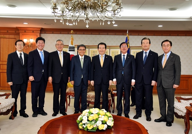 부산상의 회장단과 정세균 국무총리 등이 기념촬영.(사진제공=부산상의)
