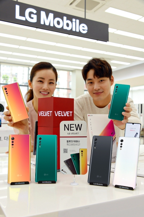 모델이 LG벨벳을 소개하고 있다. 사진=LG전자