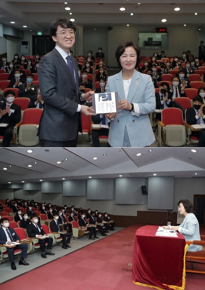 추미애 법무부 장관(오른쪽)이 15일 법무연수원 용인분원에서 신임검사에게 검사선서패를 수여 후, 기념촬영을 하고 있다./추미애 장관이 신임검사들에게 당부의 말을 하고 있다.(사진제공=법무부)