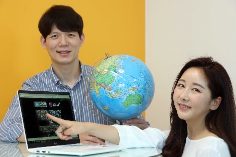 LG유플러스 모델이 ‘함께 만드는 바람직한 미래’ 주제로 진행되는 UN75 캠페인을 알리는 모습. 사진=LG유플러스
