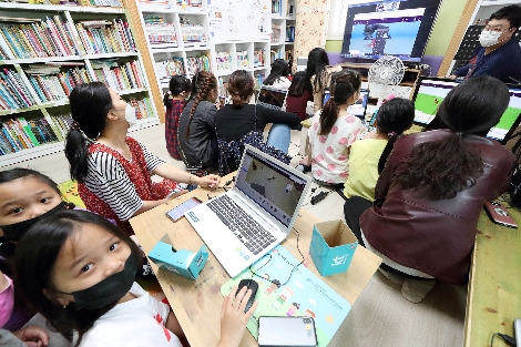 19일 서대전 지역아동센터 아이들이 KT 화상 회의 시스템을 통해 KT IT서포터즈가 진행하는 ‘VR 콘텐츠 제작하기’ 체험형 수업에 참여하고 있다. 사진=KT
