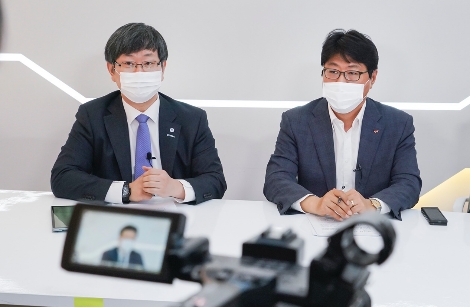 김범수 바른ICT연구소장(왼쪽)과 이준호 SK텔레콤 SV추진그룹장이 발표를 하고 있는 모습. 사진=SK텔레콤