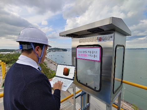 LG유플러스 관계자가 충남 당진에 위치한 GS EPS 공장에서 5G 기업전용망 서비스를 통한 레벨센서 함체를 점검하는 모습. 사진=LG유플러스