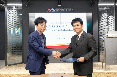 한국산업기술대학교에서 진행한 업무 협약식에 참석한 SK텔레콤 최낙훈 Industrial Data 사업유닛장(왼쪽)과 한국산업기술대학교 4차 산업혁명 혁신선도대학 사업단 류옥현 단장(오른쪽)의 모습. 사진=SK텔레콤