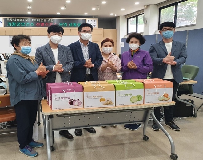 부산기장시니어클럽이 기장군보건소의료진들에게 고마움을 전하는 덕분에 챌린지 캠페인에 동참하고 있다.(사진제공=부산기장군)