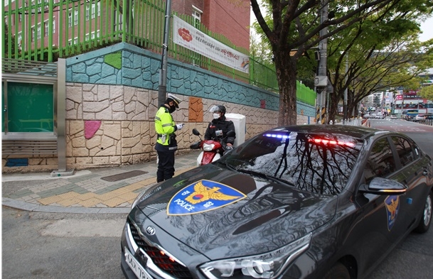 암행순찰차 계도·단속 모습.(사진제공=대구경찰청)