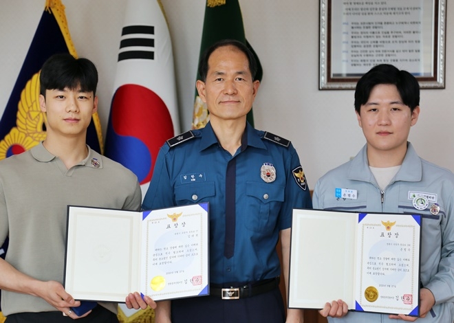 김한수 서장이 용의자 검거에 도움을 준 20대 남성 2명을 우리동네 시민경찰로 선정하고 표창장을 수여한 뒤 기념촬영.(사진제공=창원중부경찰서)