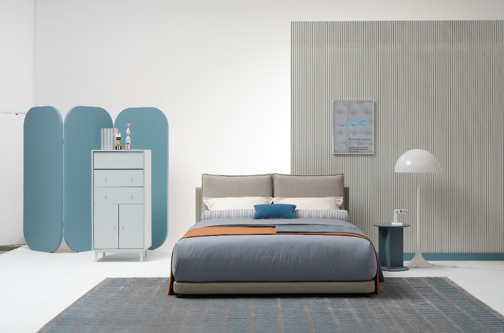 신제품 유로504 그레이 색상 침대와 파스텔 블루 컬러 가구로 꾸민 침실. (사진=한샘)