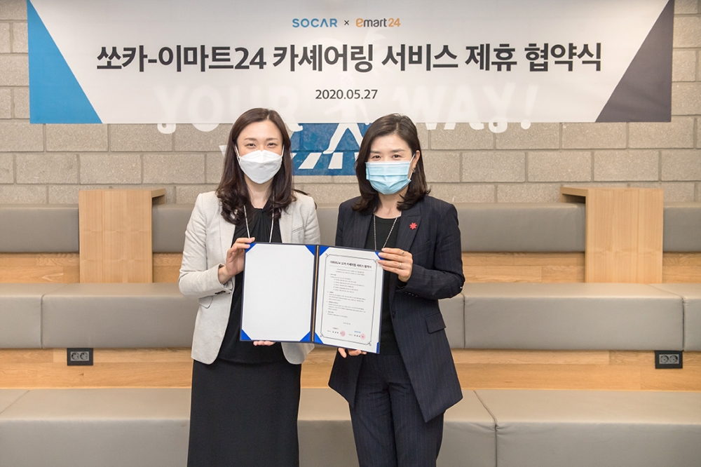 박진희 쏘카 사업본부장(왼쪽)과 이마트24 마케팅담당 안혜선 상무(오른쪽)가 ‘카셰어링 활성화를 위한 업무협약’을 체결하고 있다.(사진=쏘카)