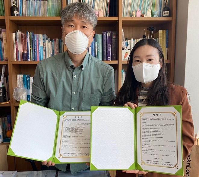 29일 박준성 두드림정신건강의학과 원장과 김명선 굿네이버스 좋은마음센터 경기부천 센터장이 업무협약서를 내보이며 기념촬영.(사진제공=굿네이버스 좋은마음센터 경기부천)