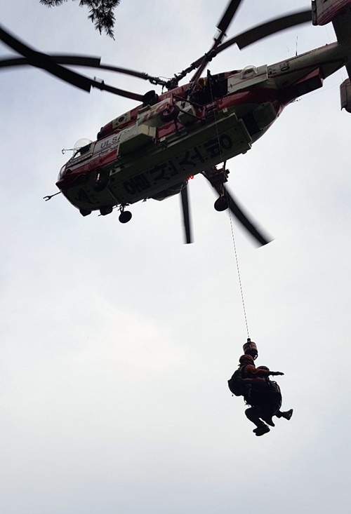 헬기로 구조하고 있다.(사진제공=울산소방본부)