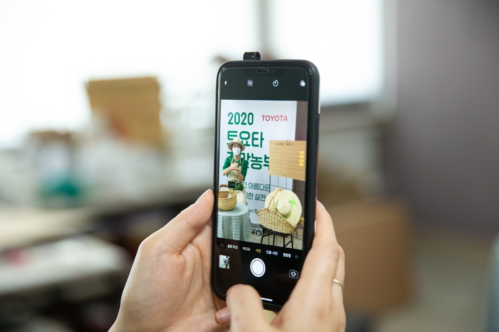 토요타 주말농부의 텃밭 추첨을 페이스북 라이브 스트리밍으로 진행하고 있다.(사진=한국토요타자동차)