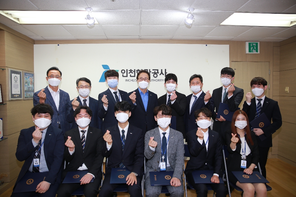 신규직원 임명식을 개최하고 기념사진을 촬영하고 있다.(사진=인천항만공사)