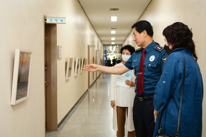 진정무 경남경찰청장이 작품을 감상하고 있다.(사진제공=경남경찰청)