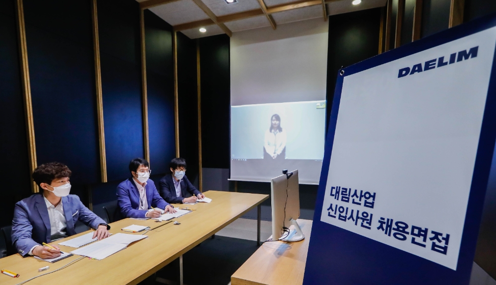 대림산업 면접관들이 비대면 면접 시스템을 시연하고 있다.(사진=대림산업)