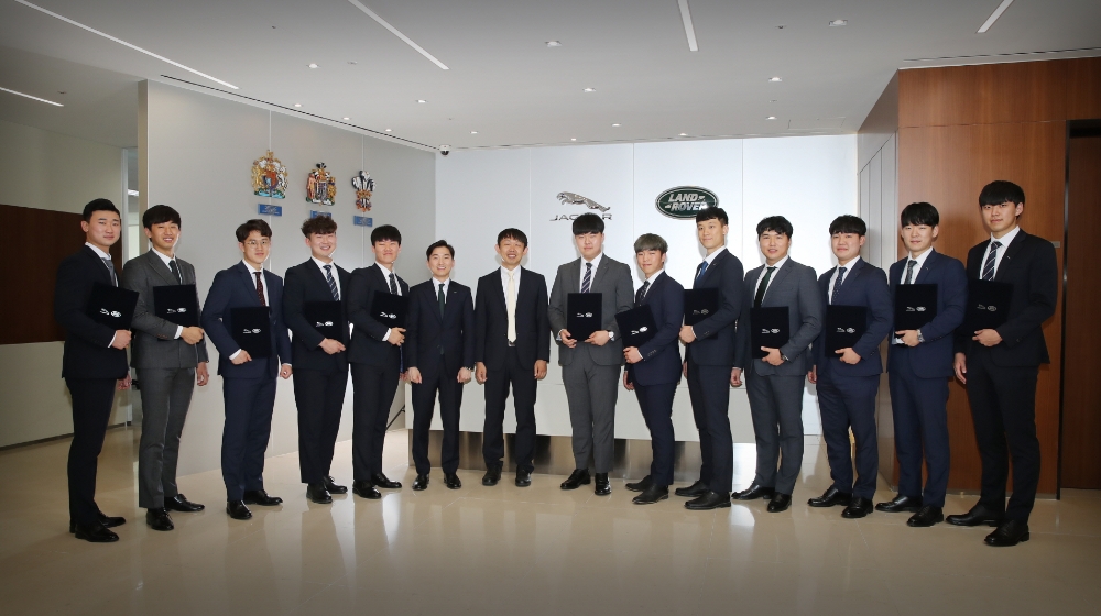 글로벌 어프렌티스 2기 수료생.(사진=재규어 랜드로버 코리아)