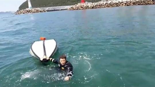 전복보트를 끌고 있다.(사진제공=부산해양경찰서)