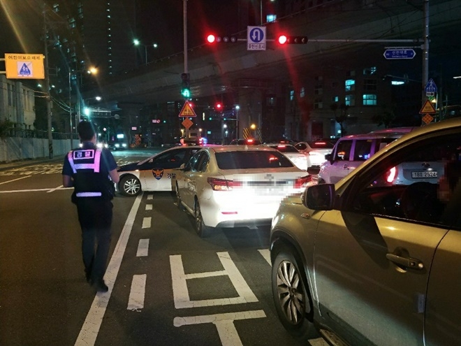 6월 2일 오후 9시 3분경 부산진구 네오스포사거리서 음주교통사고 뺑소니 차량을 가로막은 순찰차.(사진제공=부산경찰청)