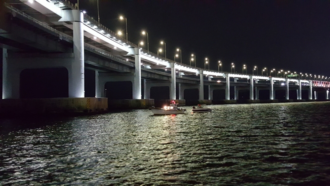기관고장 표류보트를 구조하고 있다.(사진제공=부산해양경찰서)