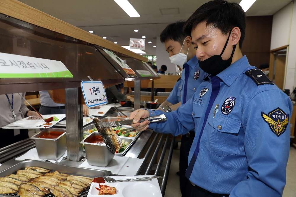 3일 해양경찰청 본청(인천광역시 연수구) 구내식당에서 직원들이 다양한 수산물로 구성된 점심식사를 함께 하며 '수산물 급식 챌린지'에 참여하고 있다.(사진=수협증앙회)